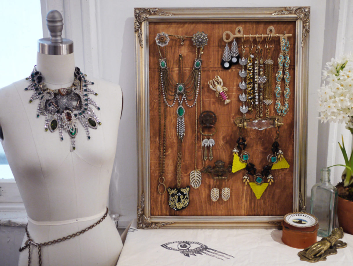 10 Creative Ways to Display Jewelry for Sale in 2023 - SOQ