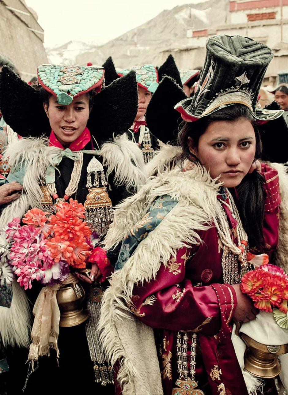 Тибетский национальный костюм. Красивые девушки племен