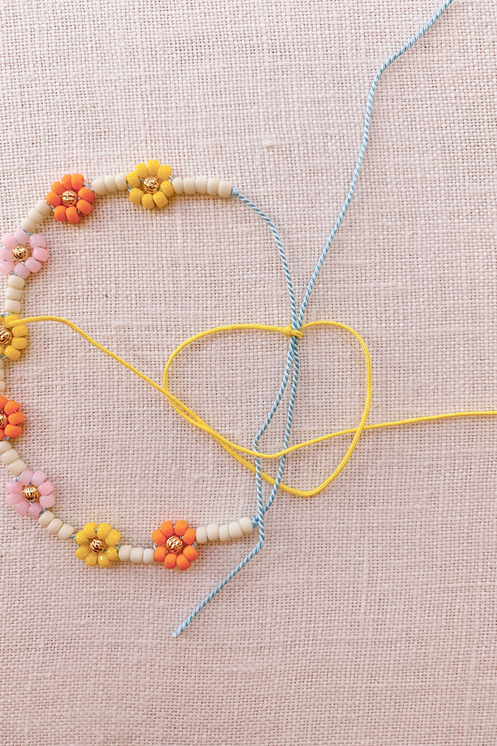 How to make a flower friendship bracelet: daisy chain pattern